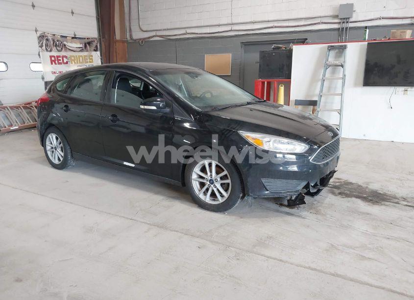 2018 Ford Focus SE (VIN 1FADP3K23JL258516) main photo