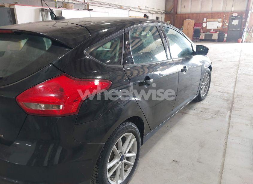 Photo 21 of 2018 Ford Focus SE (VIN 1FADP3K23JL258516)