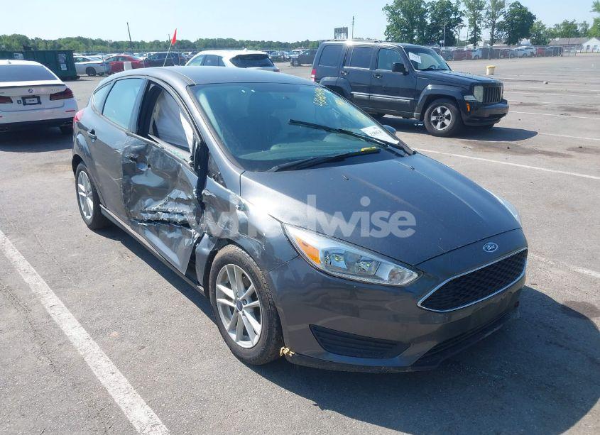 2018 Ford Focus SE (VIN 1FADP3K23JL295484) main photo