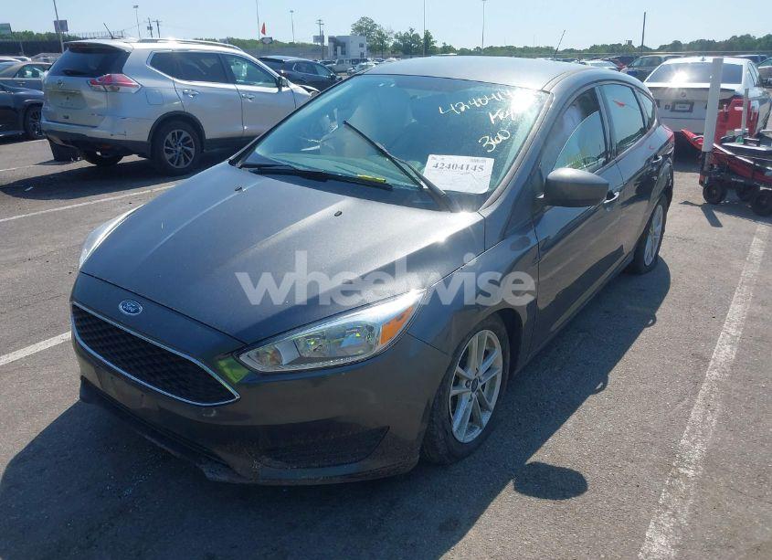 Photo 2 of 2018 Ford Focus SE (VIN 1FADP3K23JL295484)
