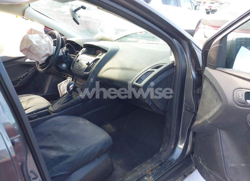 Photo 5 of 2018 Ford Focus SE (VIN 1FADP3K23JL302028)