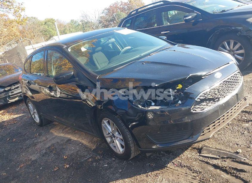 2018 Ford Focus SE (VIN 1FADP3K23JL307973) main photo