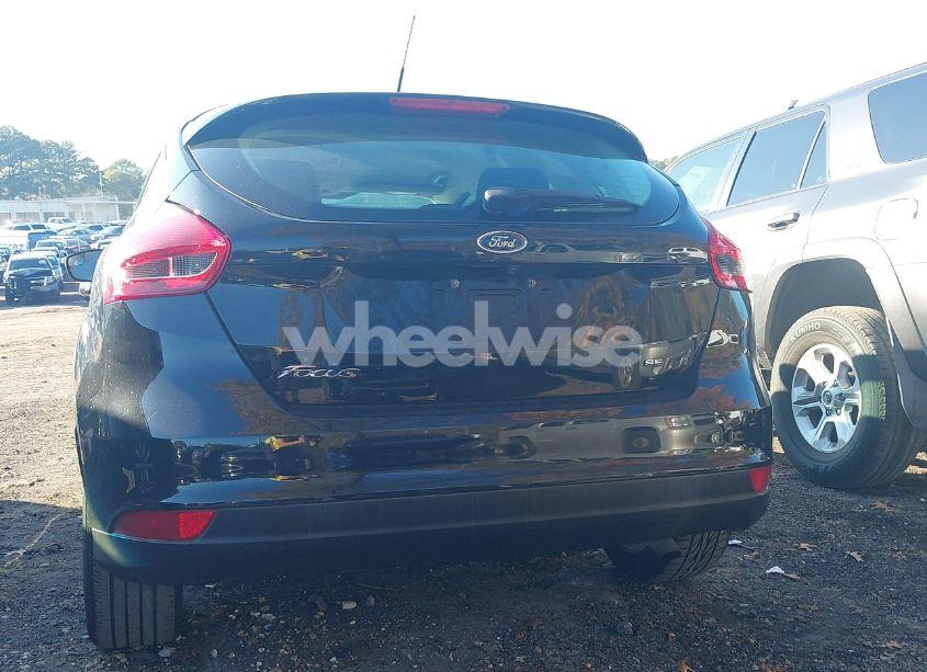 Photo 16 of 2018 Ford Focus SE (VIN 1FADP3K23JL307973)
