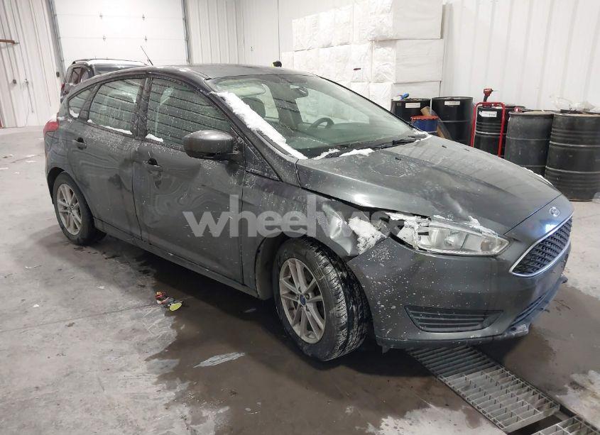 2018 Ford Focus SE (VIN 1FADP3K23JL326913) main photo
