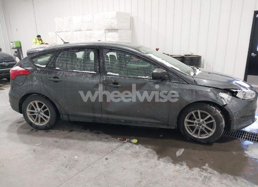 Photo 13 of 2018 Ford Focus SE (VIN 1FADP3K23JL326913)