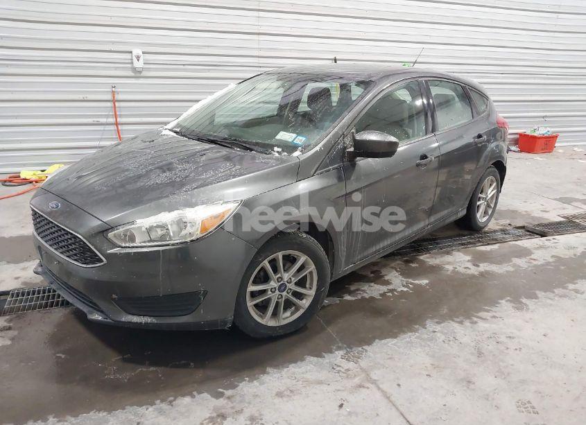 Photo 2 of 2018 Ford Focus SE (VIN 1FADP3K23JL326913)