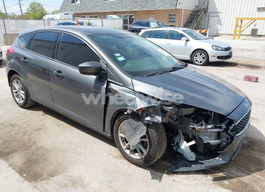 2018 Ford Focus SE (VIN 1FADP3K23JL332369) main photo