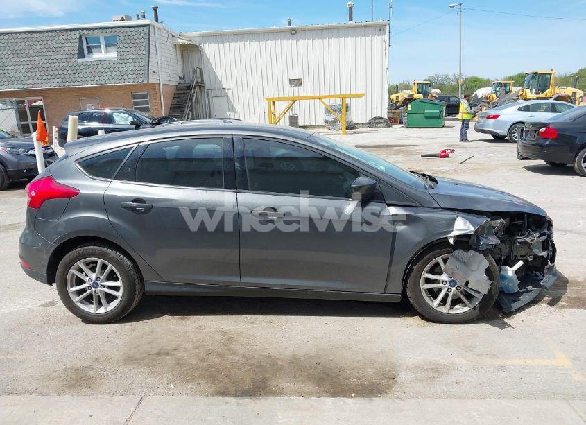 Photo 14 of 2018 Ford Focus SE (VIN 1FADP3K23JL332369)