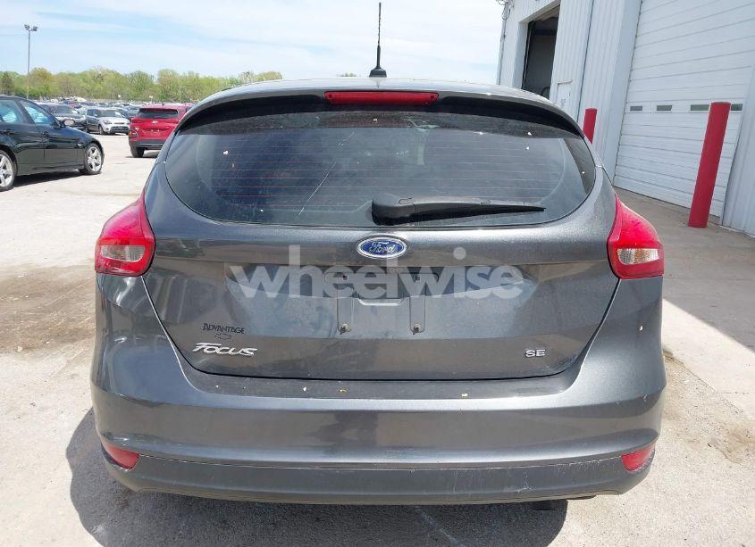 Photo 17 of 2018 Ford Focus SE (VIN 1FADP3K23JL332369)