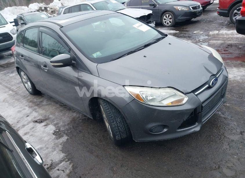2014 Ford Focus SE (VIN 1FADP3K24EL133143) main photo