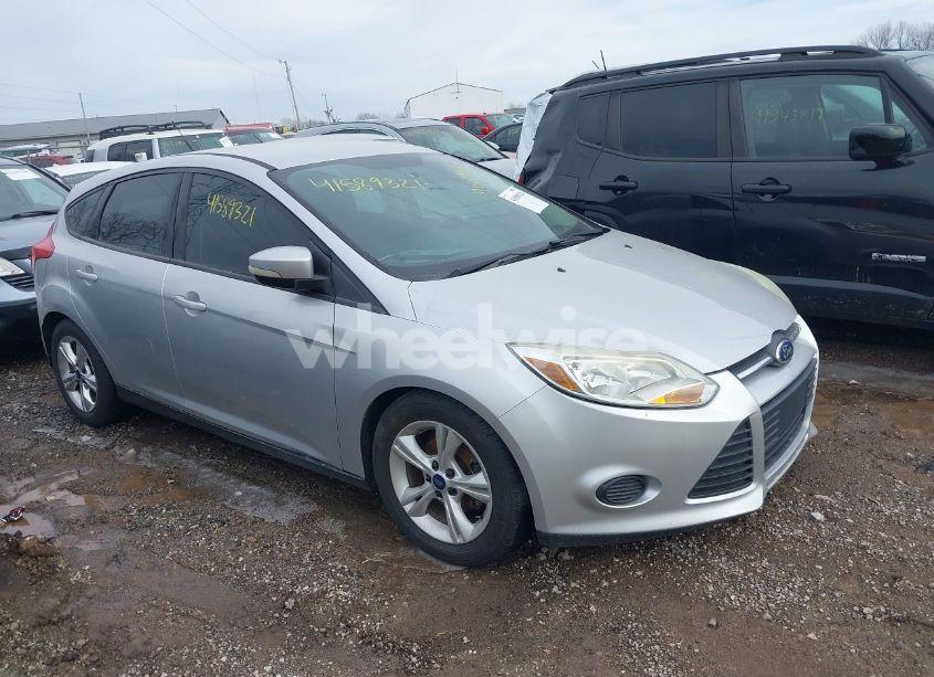 2014 Ford Focus SE (VIN 1FADP3K24EL174355) main photo