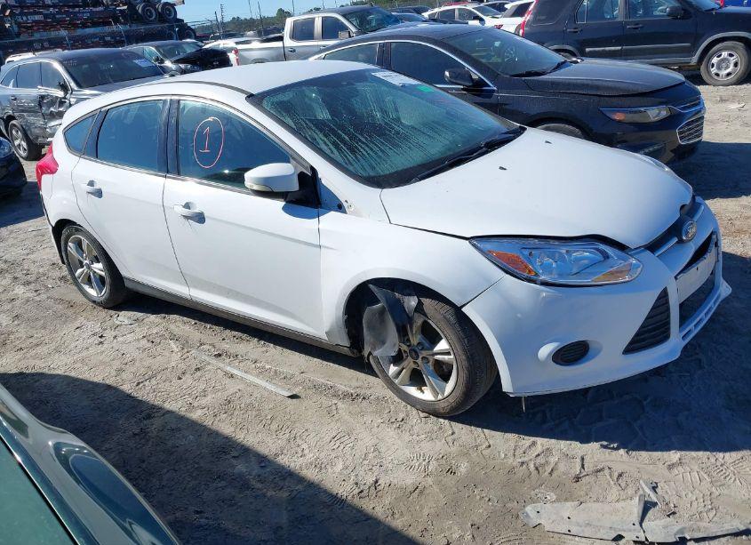 2014 Ford Focus SE (VIN 1FADP3K24EL301735) main photo