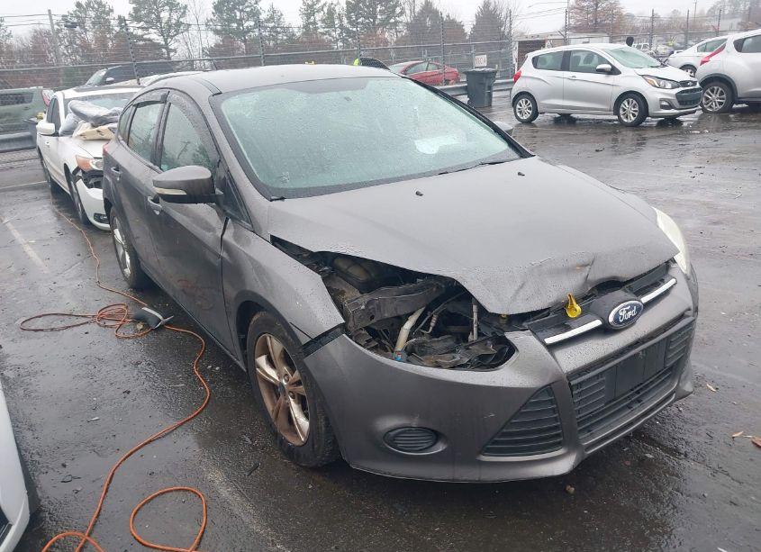 2014 Ford Focus SE (VIN 1FADP3K24EL304456) main photo