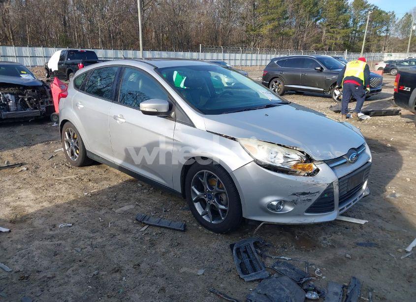 2014 Ford Focus SE (VIN 1FADP3K24EL383501) main photo