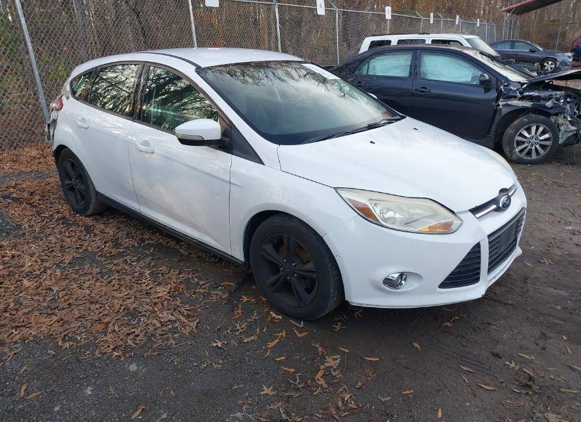 2014 Ford Focus SE (VIN 1FADP3K24EL395728) main photo