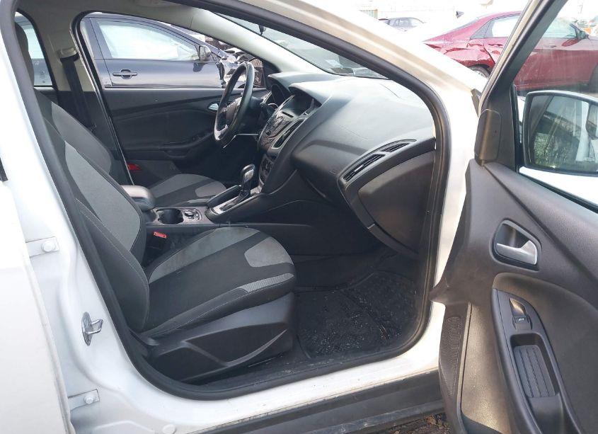 Photo 5 of 2014 Ford Focus SE (VIN 1FADP3K24EL395728)