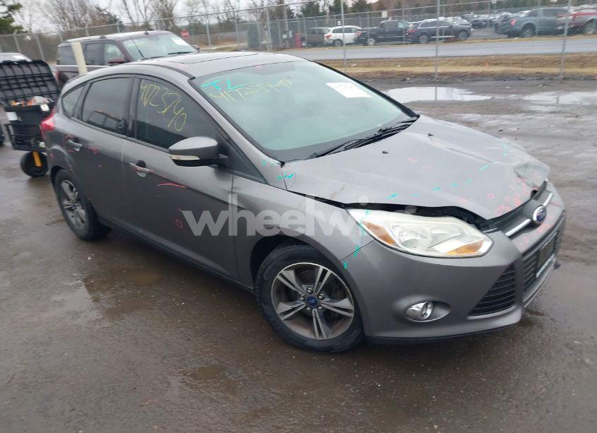 2014 Ford Focus SE (VIN 1FADP3K24EL409692) main photo