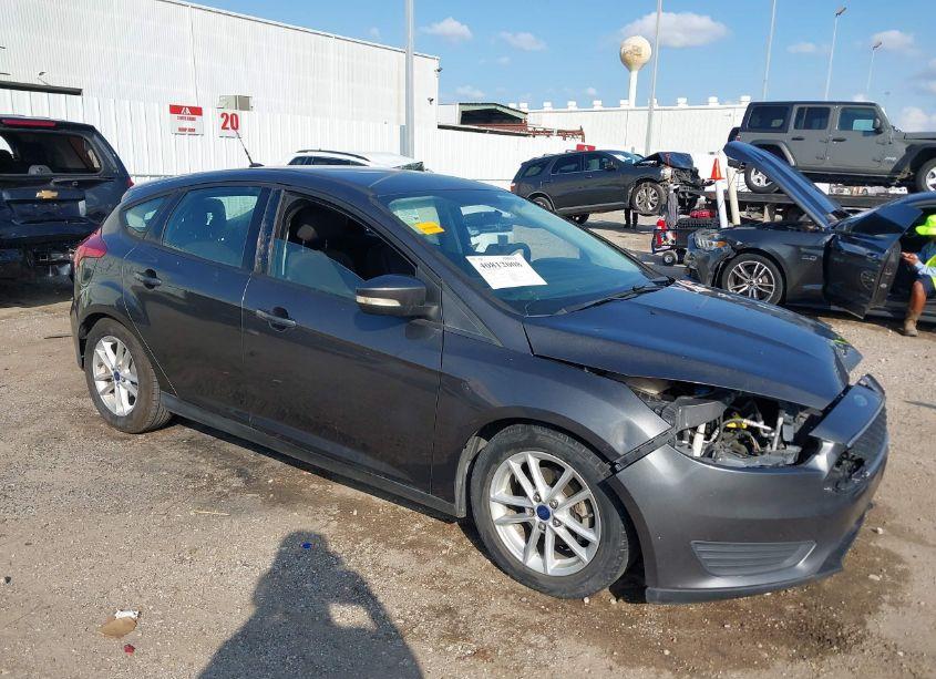 2015 Ford Focus SE (VIN 1FADP3K24FL263392) main photo