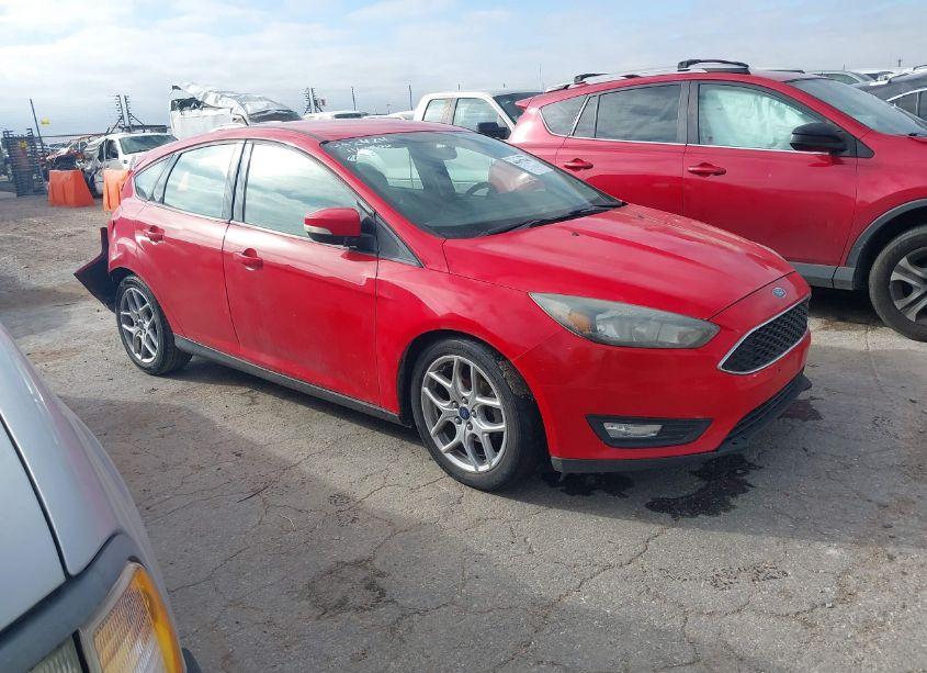 2015 Ford Focus SE (VIN 1FADP3K24FL327365) main photo