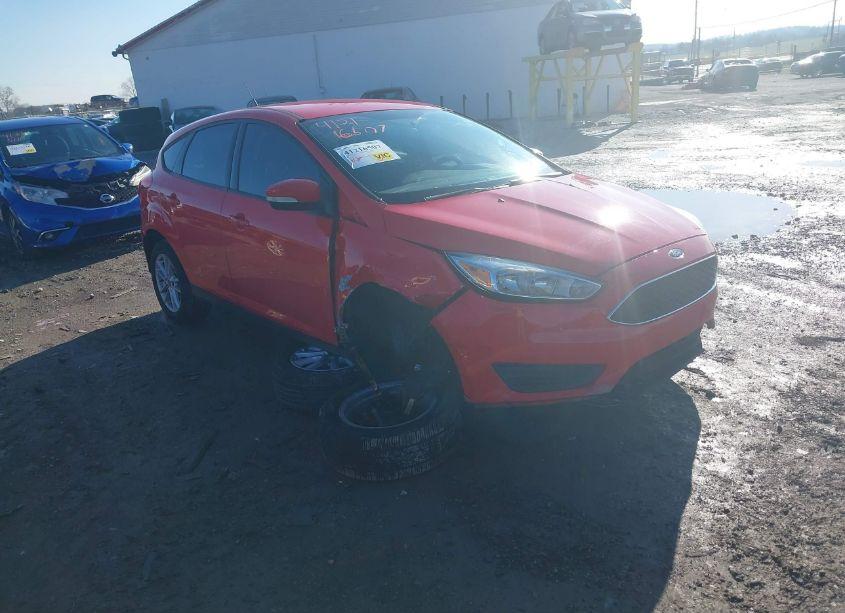 2015 Ford Focus SE (VIN 1FADP3K24FL372287) main photo