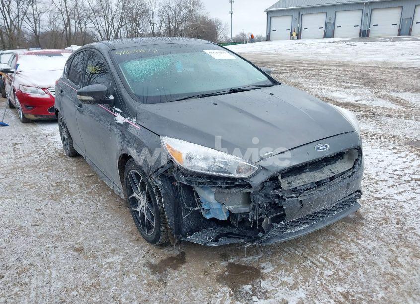 2015 Ford Focus SE (VIN 1FADP3K24FL384245) main photo