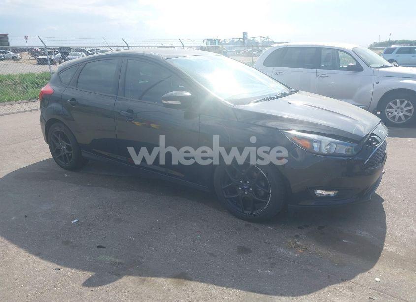 2016 Ford Focus SE (VIN 1FADP3K24GL387678) main photo
