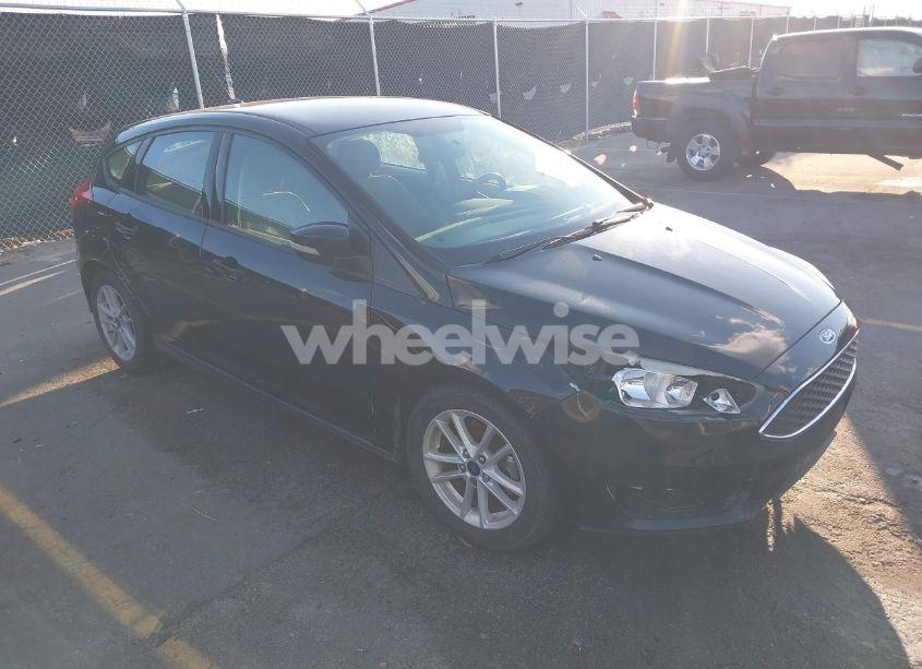 2017 Ford Focus SE (VIN 1FADP3K24HL301643) main photo