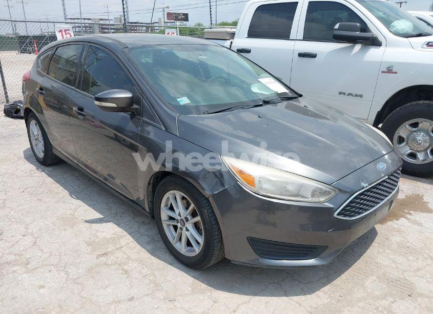 2017 Ford Focus SE (VIN 1FADP3K24HL318684) main photo
