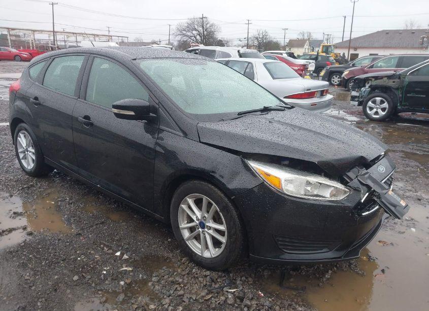 2017 Ford Focus SE (VIN 1FADP3K24HL323593) main photo