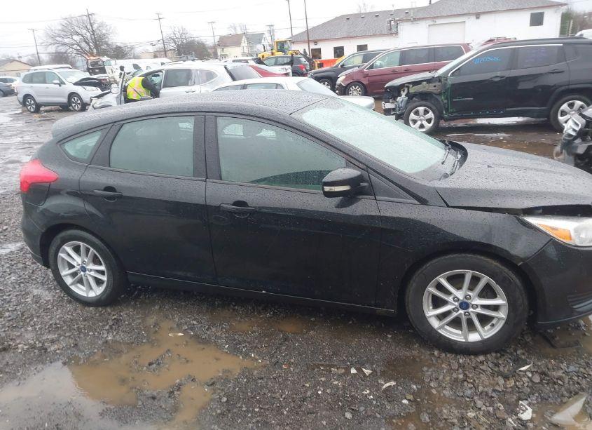 Photo 13 of 2017 Ford Focus SE (VIN 1FADP3K24HL323593)