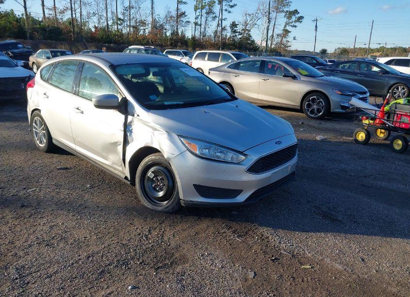 2018 Ford Focus SE (VIN 1FADP3K24JL212452) main photo