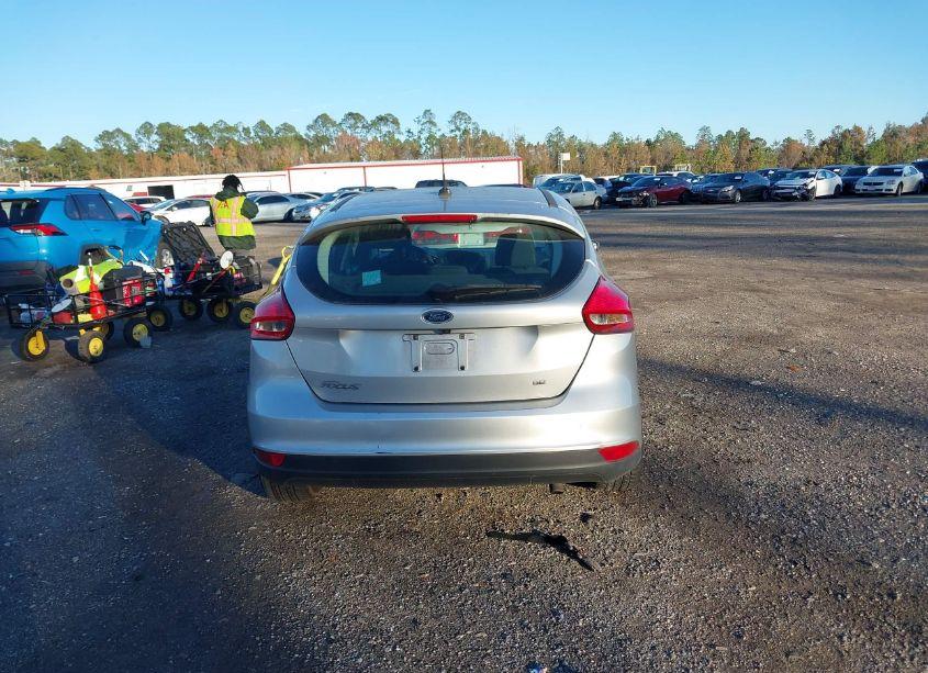 Photo 16 of 2018 Ford Focus SE (VIN 1FADP3K24JL212452)