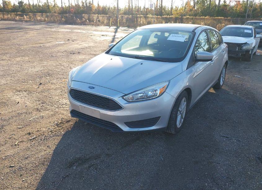 Photo 2 of 2018 Ford Focus SE (VIN 1FADP3K24JL212452)