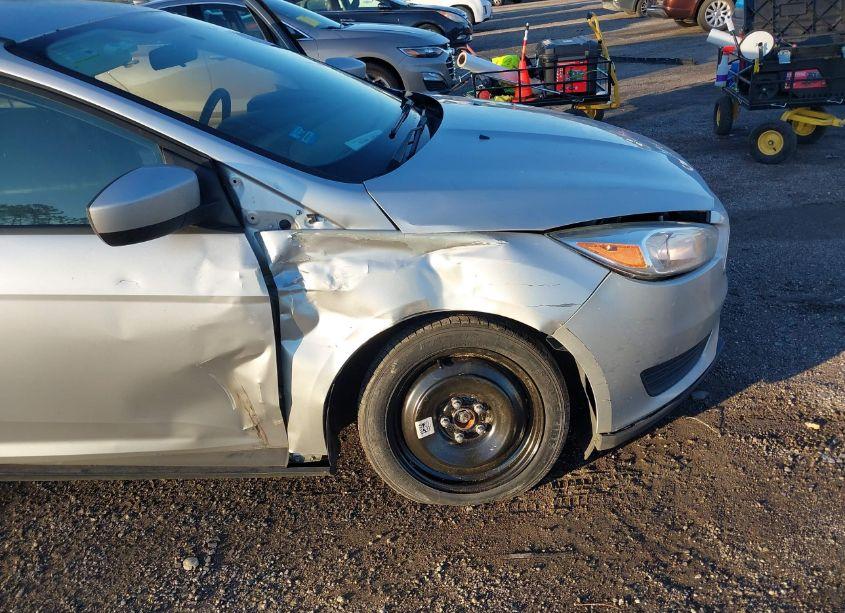 Photo 6 of 2018 Ford Focus SE (VIN 1FADP3K24JL212452)