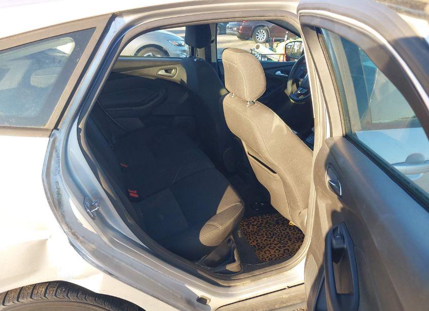 Photo 8 of 2018 Ford Focus SE (VIN 1FADP3K24JL212452)