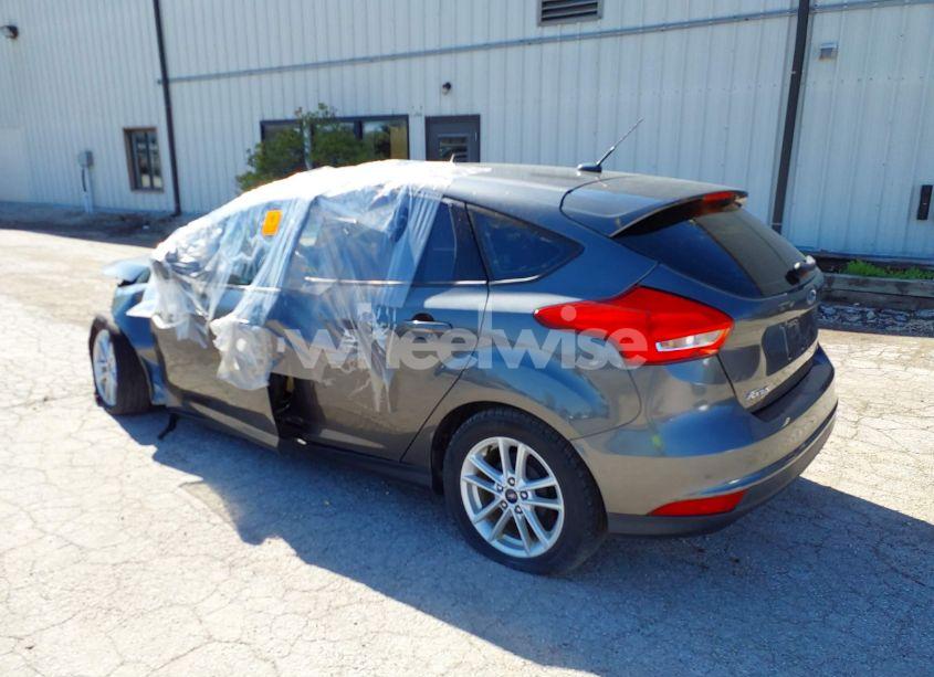 Photo 3 of 2018 Ford Focus SE (VIN 1FADP3K24JL231227)
