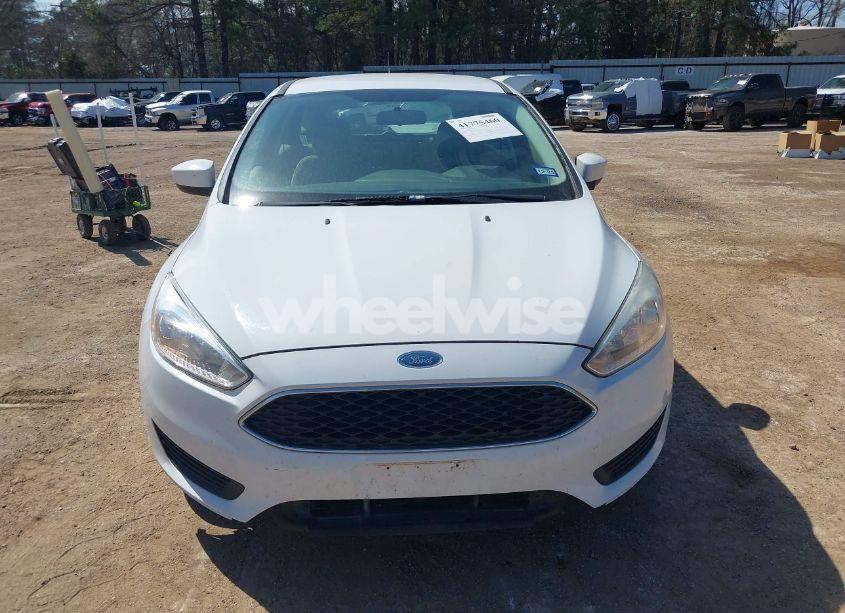 Photo 12 of 2018 Ford Focus SE (VIN 1FADP3K24JL231986)
