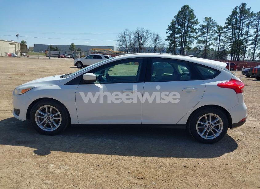 Photo 14 of 2018 Ford Focus SE (VIN 1FADP3K24JL231986)