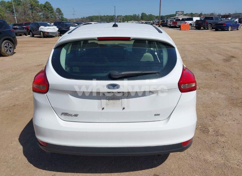 Photo 16 of 2018 Ford Focus SE (VIN 1FADP3K24JL231986)