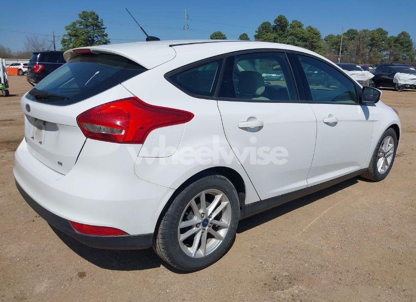 Photo 4 of 2018 Ford Focus SE (VIN 1FADP3K24JL231986)