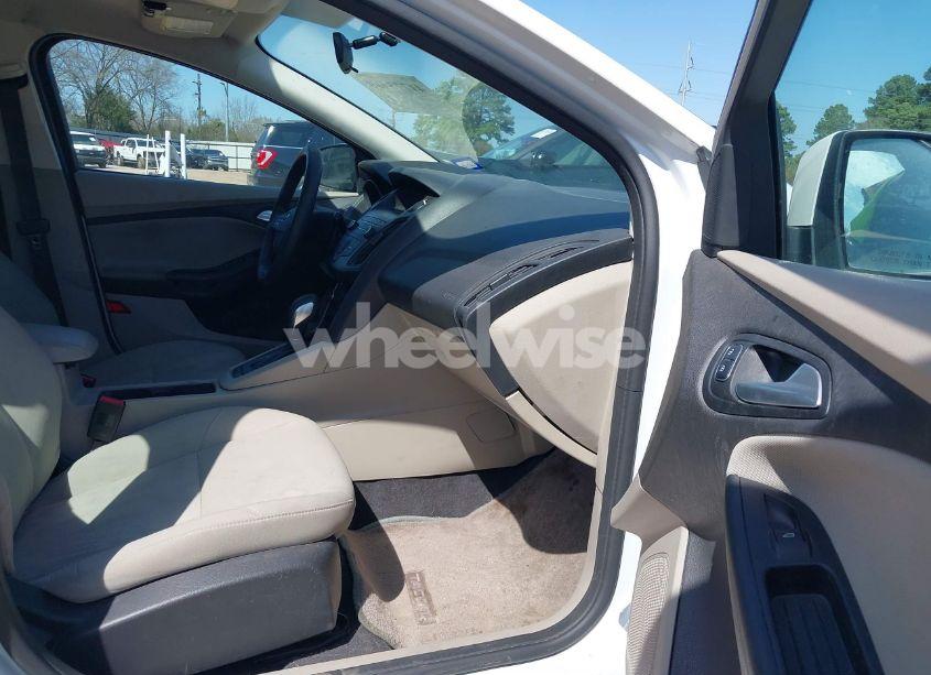 Photo 5 of 2018 Ford Focus SE (VIN 1FADP3K24JL231986)