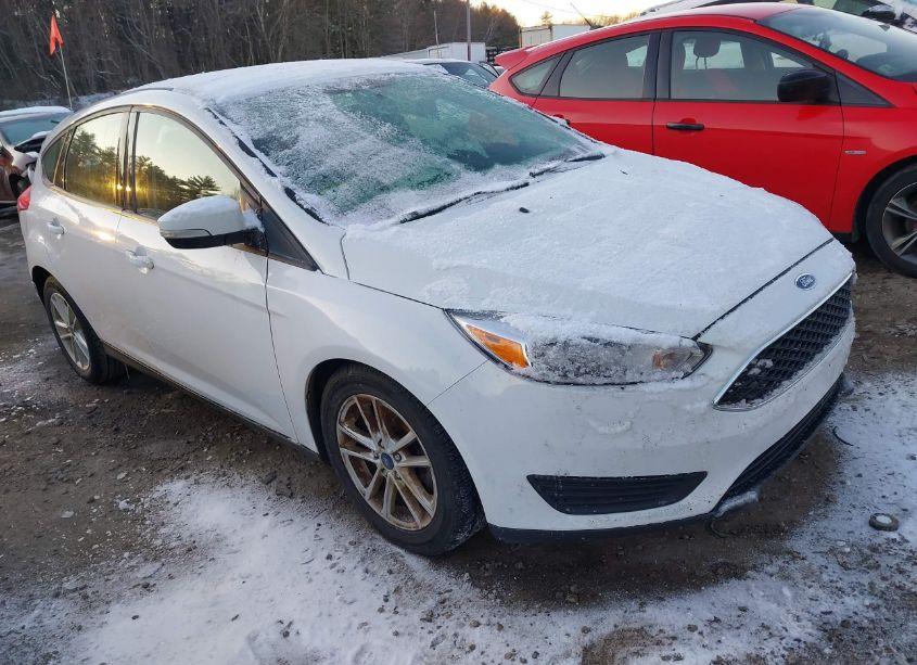 2018 Ford Focus SE (VIN 1FADP3K24JL254216) main photo