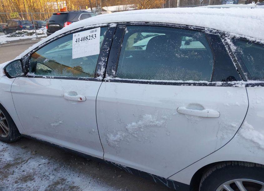 Photo 14 of 2018 Ford Focus SE (VIN 1FADP3K24JL254216)