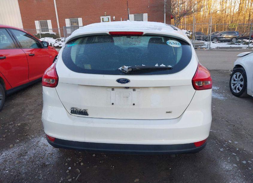 Photo 16 of 2018 Ford Focus SE (VIN 1FADP3K24JL254216)