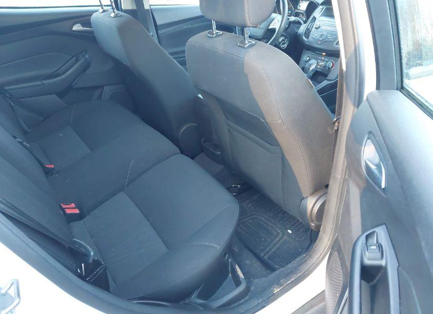 Photo 8 of 2018 Ford Focus SE (VIN 1FADP3K24JL254216)