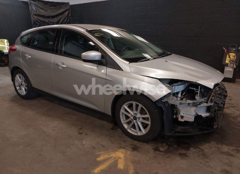 2018 Ford Focus SE (VIN 1FADP3K24JL254572) main photo