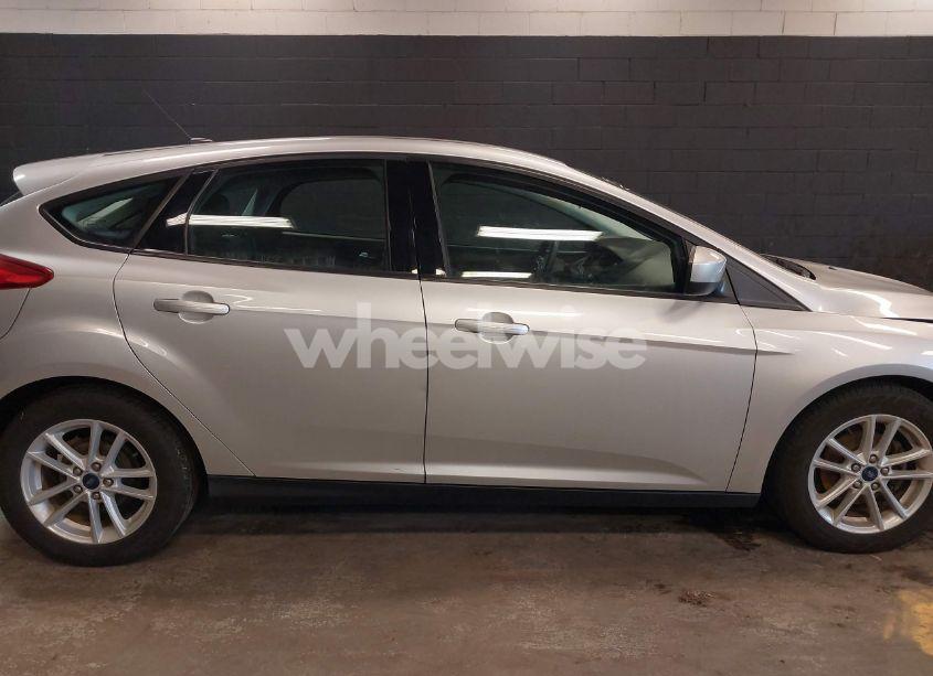 Photo 14 of 2018 Ford Focus SE (VIN 1FADP3K24JL254572)
