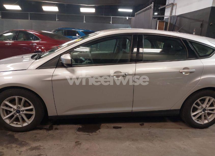 Photo 15 of 2018 Ford Focus SE (VIN 1FADP3K24JL254572)