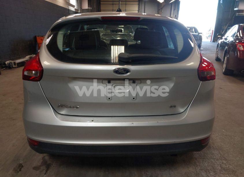 Photo 17 of 2018 Ford Focus SE (VIN 1FADP3K24JL254572)