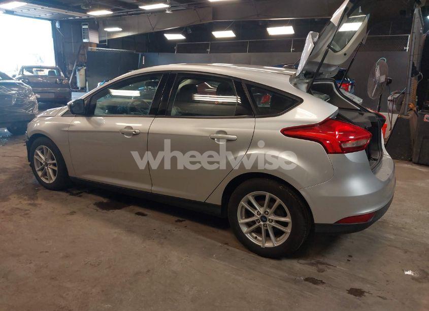 Photo 3 of 2018 Ford Focus SE (VIN 1FADP3K24JL254572)